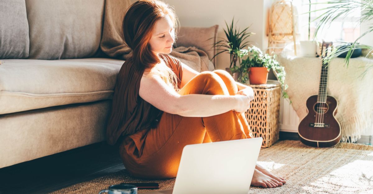 Ragazza da sola in casa con un pc