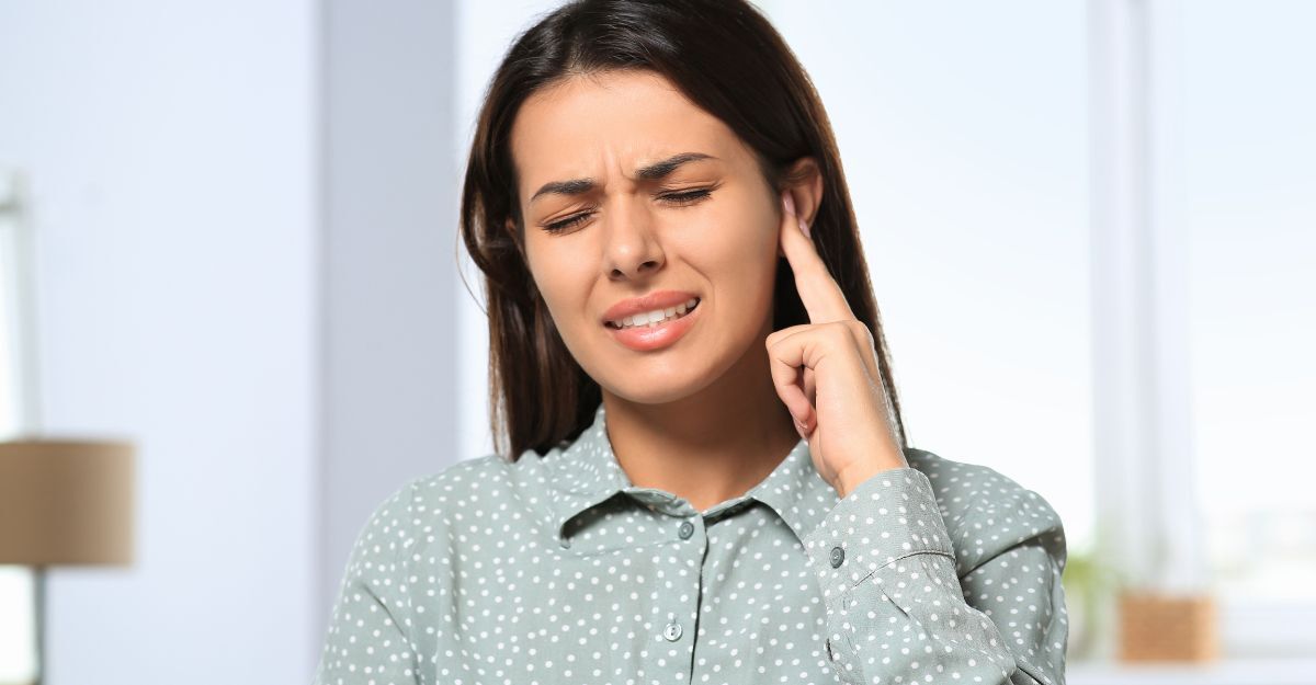 Una donna a cui fa male l'orecchio