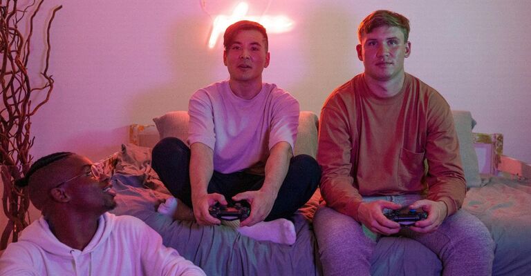 Ragazzi che giocano insieme ai videogiochi