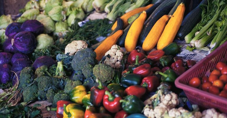 Verdure in fila in un banco ortofrutticolo