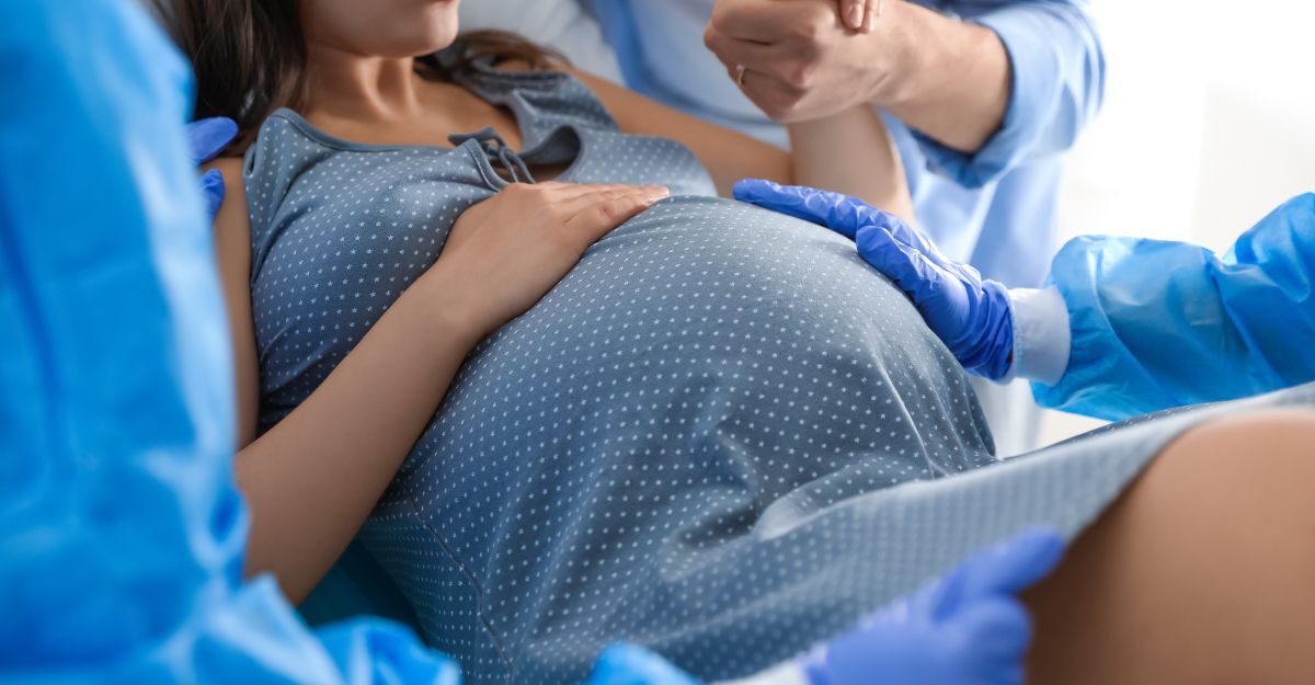 Una donna che sta per partorire