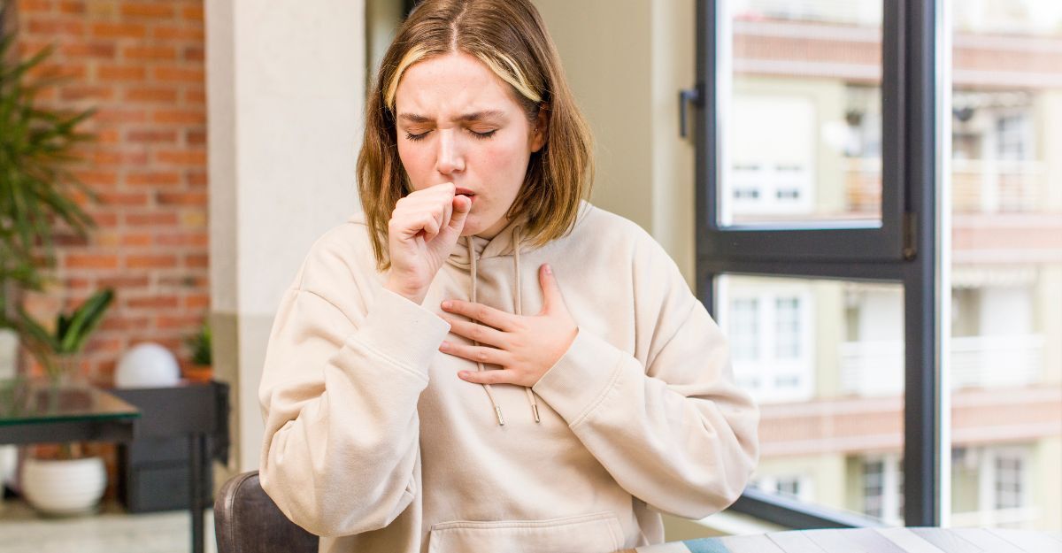 ragazza seduta alla scrivania ha il singhiozzo