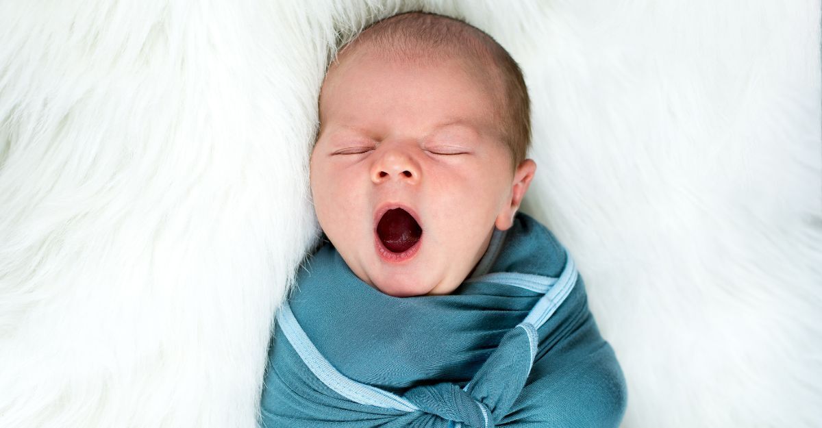 bimbo appena nato sbadiglia