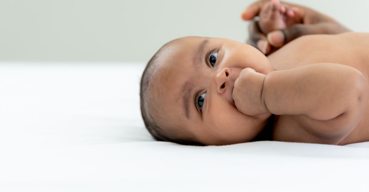 bimbo-sdraiato-con-la-manina-in-bocca