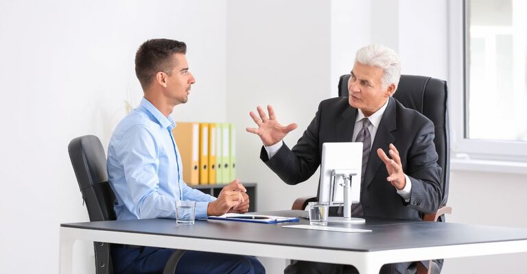 Una persona parla con un avvocato