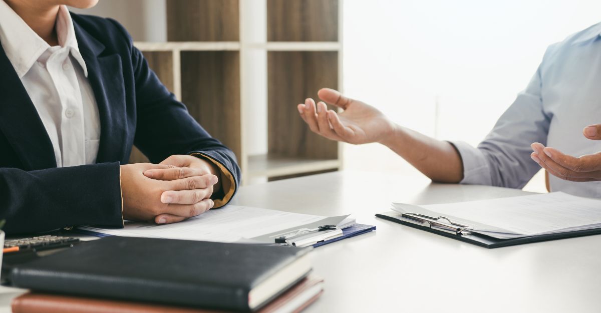 Una persona parla con un avvocato