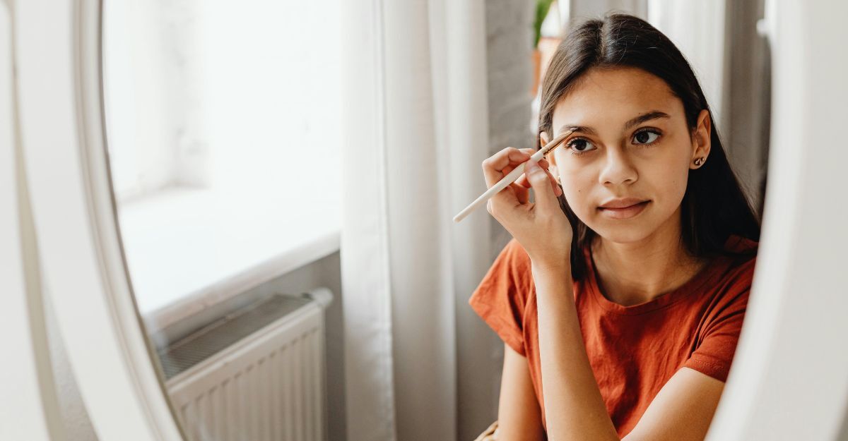 Ragazza si sistema le sopracciglia davanti allo specchio