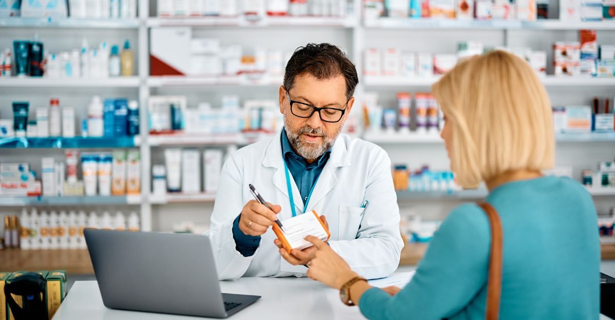 signora compra farmaco in farmacia