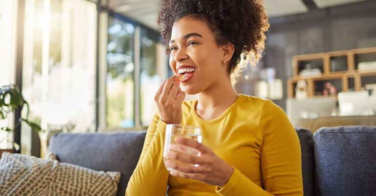 ragazza prende Integratore