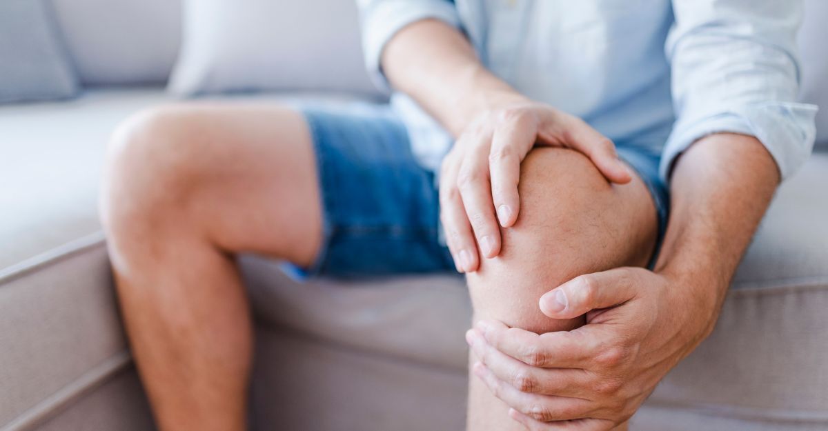 uomo-che-si-tiene-per-il-ginocchio
