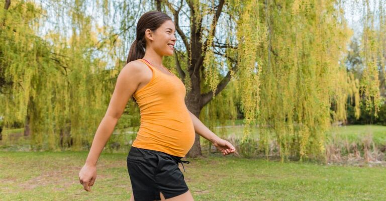 ragazza incinta cammina in gravidanza