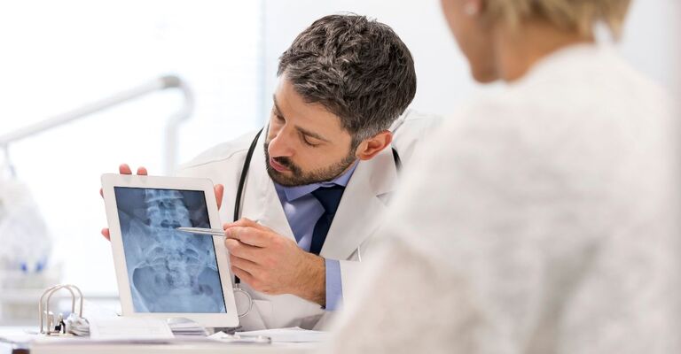 medico del lavoro commenta radiografia