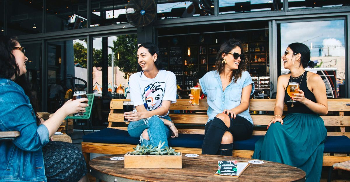 Gruppo di amiche sedute che bevono qualcosa