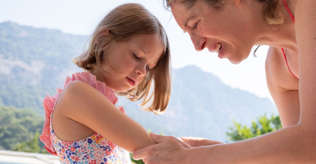 Mamma soccorre figlia in costume per via di una puntura