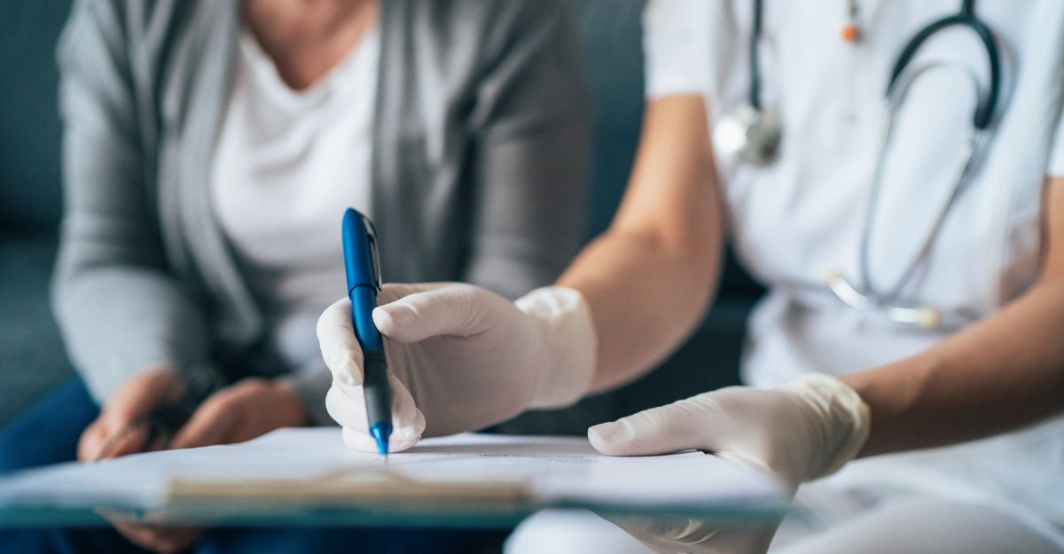 Un medico fa una visita in casa