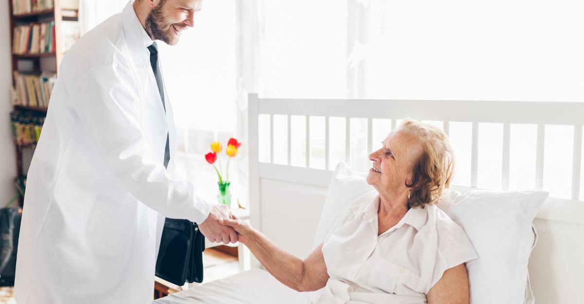 Un medico fa una visita in casa