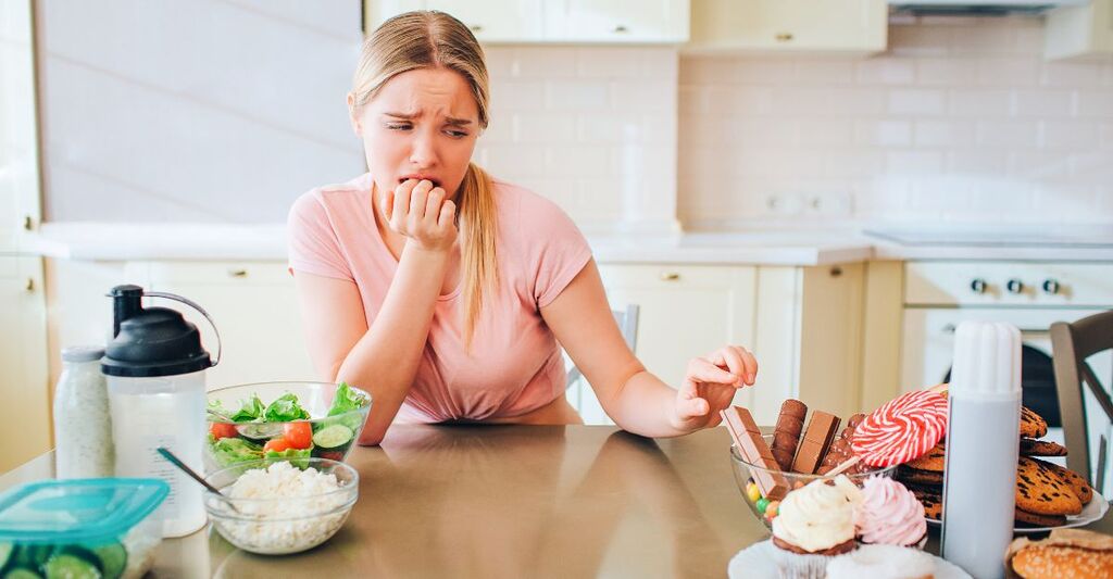 Una ragazza che vuole mangiare cibi zuccherati