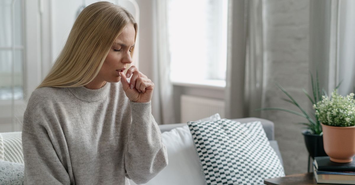ragazza seduta sul divano tossisce
