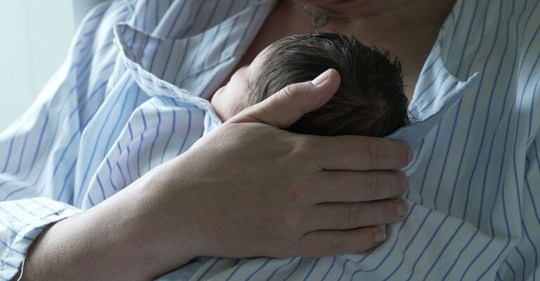 mamma con bimbo appena nato sul petto