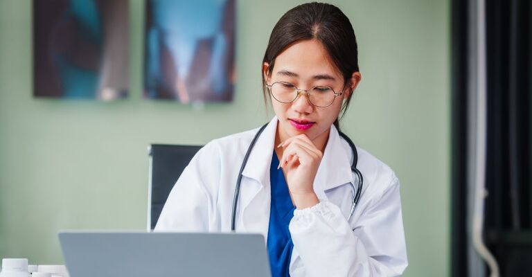 Psichiatra che valuta i risultati al PC