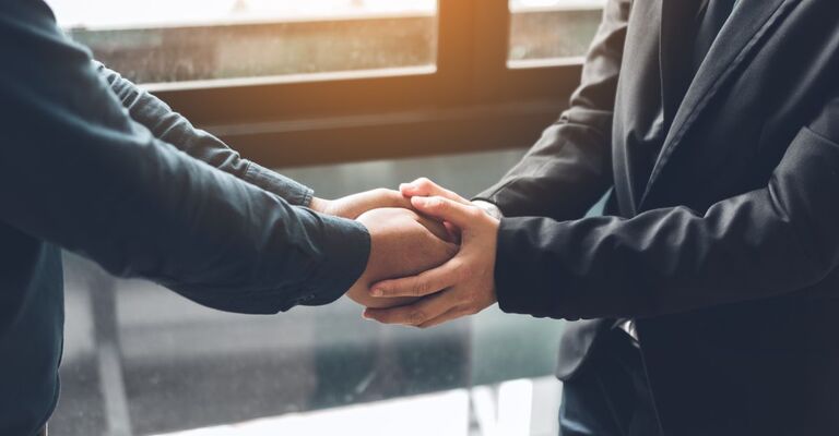 due persone si danno la mano