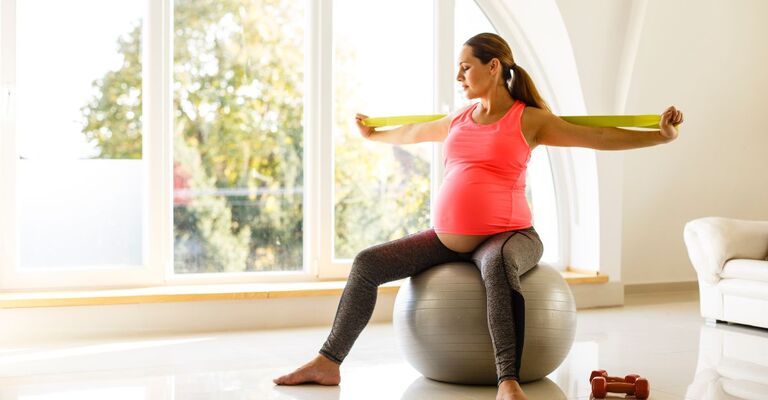 Una donna incinta che fa pilates