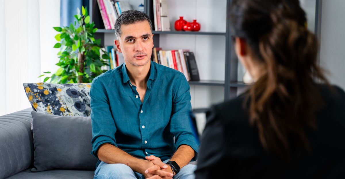 Uomo con una terapeuta durante una seduta