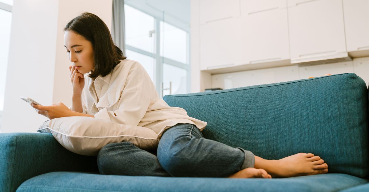 Ragazza sdraiata che guarda il telefono