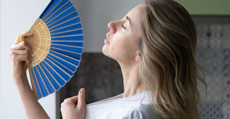 Ragazza si sventola con ventaglio