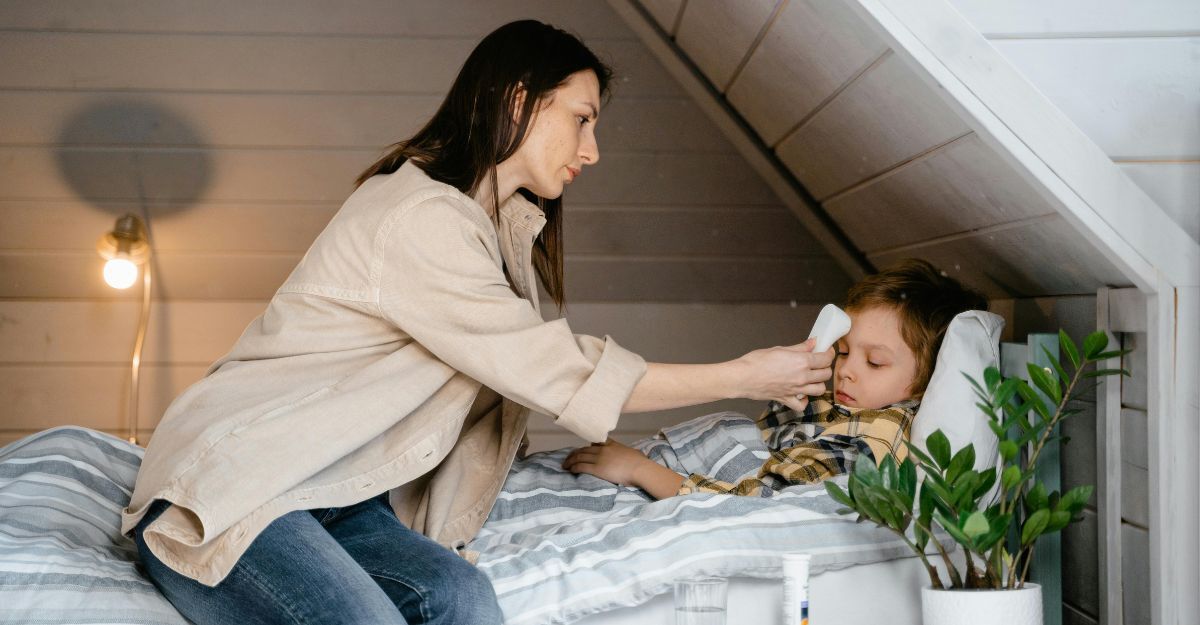 mamma prova la febbre al suo bambino