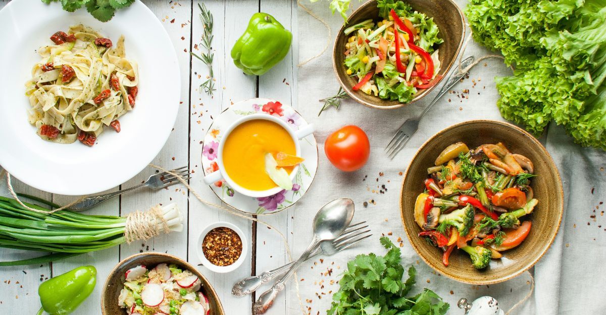Tavola con cibi cucinati e verdure