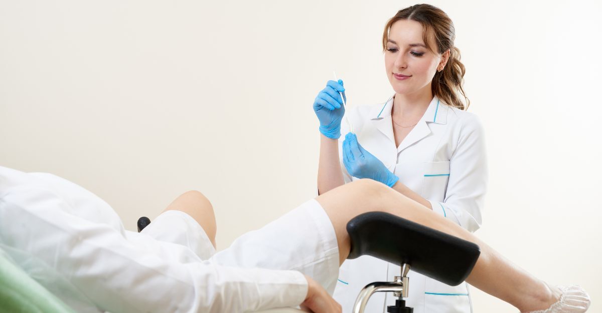 Ginecologa effettua pap test su paziente sul lettino