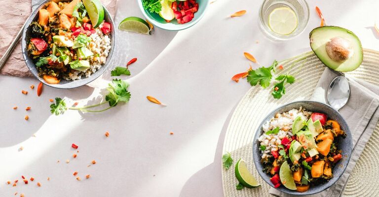 Piatti con verdure su un tavolo