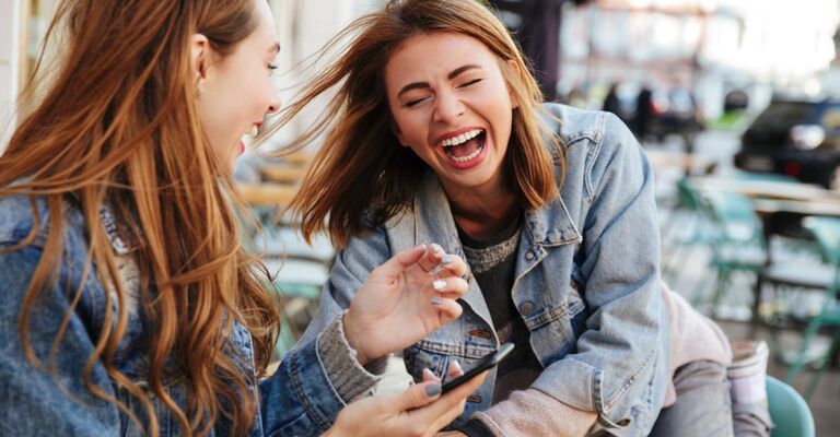 ragazze che ridono insieme