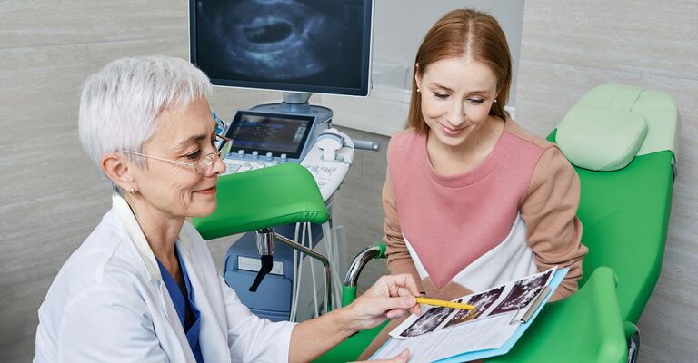 Ginecologa con paziente che osserva l'ecografia