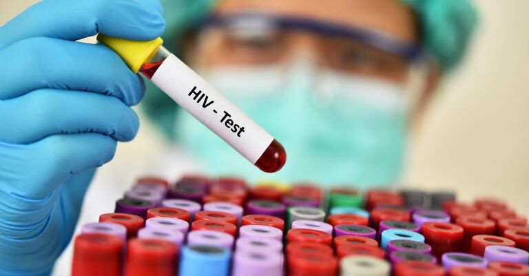 Un medico con una fiala di sangue