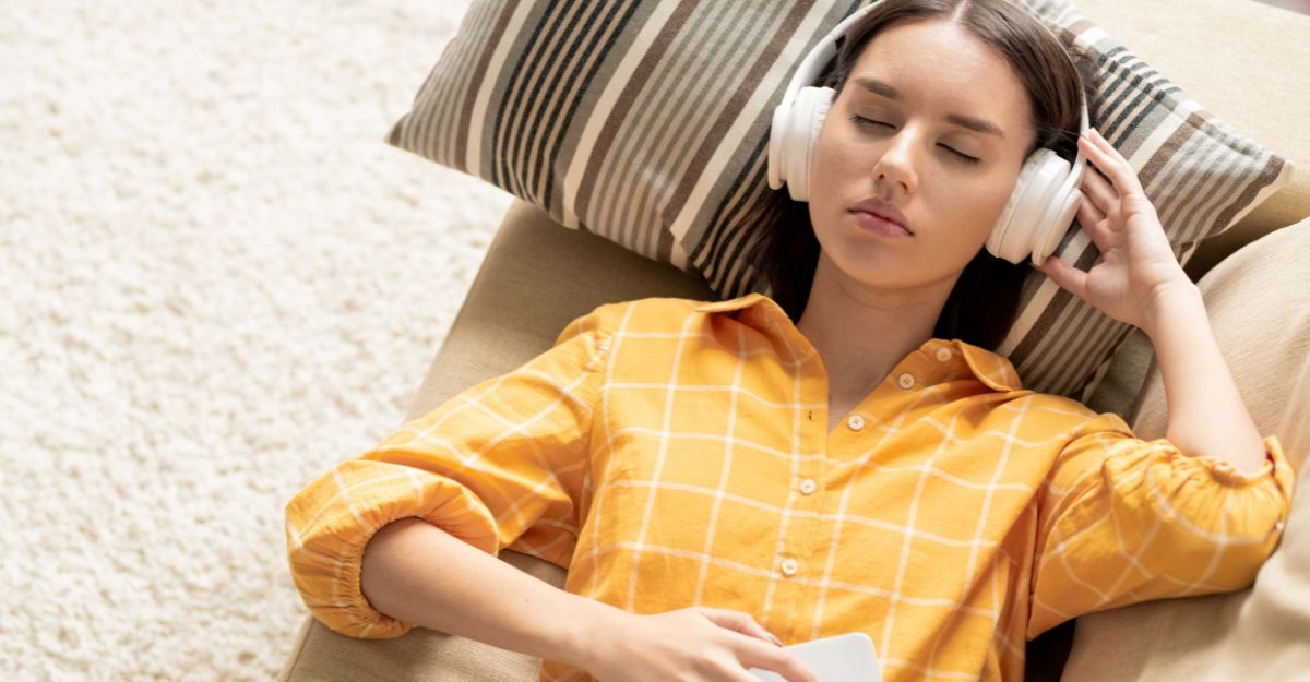 Ragazza rilassata sul divano con cuffie