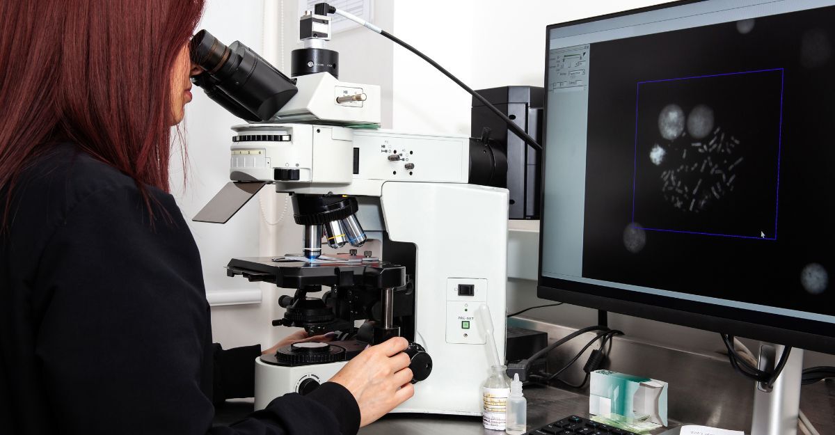 genetista controlla dna in laboratorio