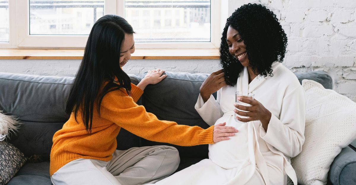 Amica carezza il pancione a un'amica