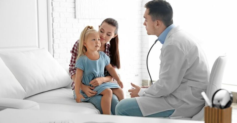 Una ragazzina dal pediatra