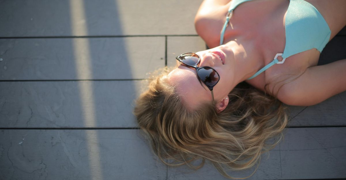 Ragazza in costume e occhiali da sole 