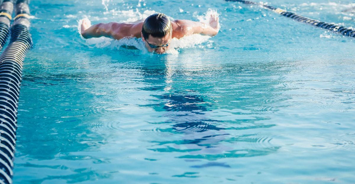 Un ragazzo in una piscina che nuota