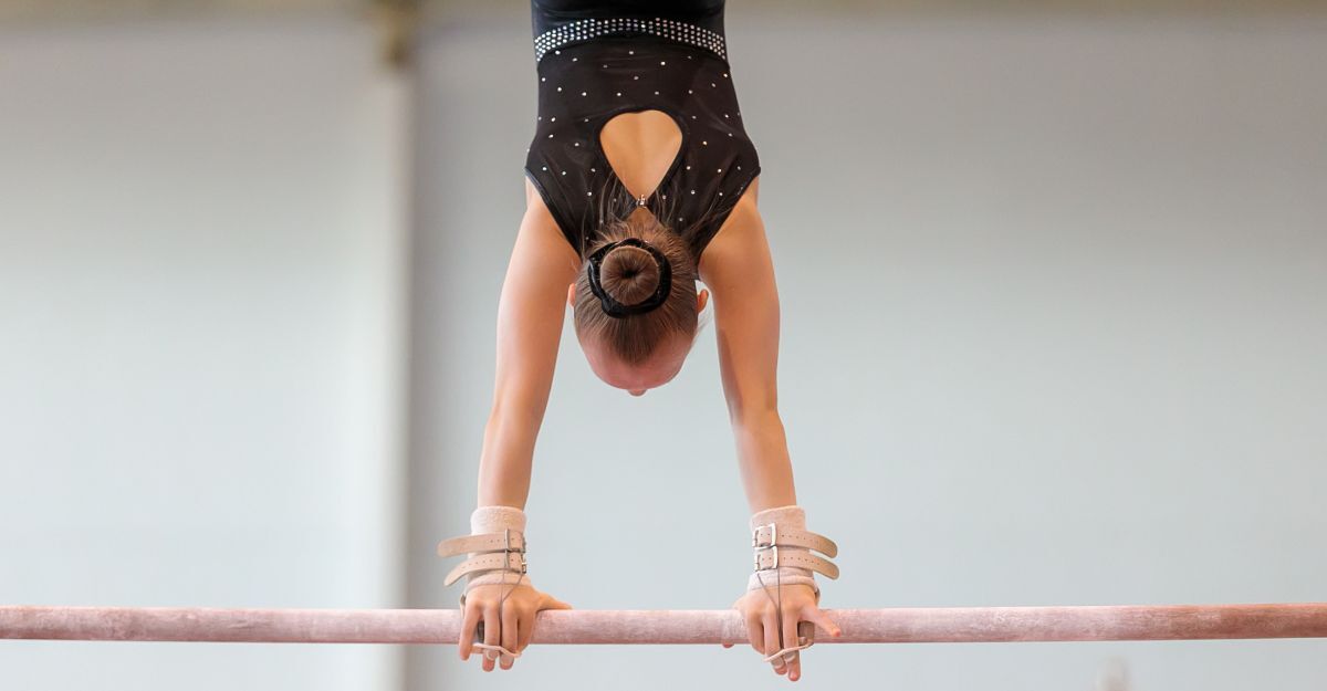 Ragazza esegue esercizio alle parallele 