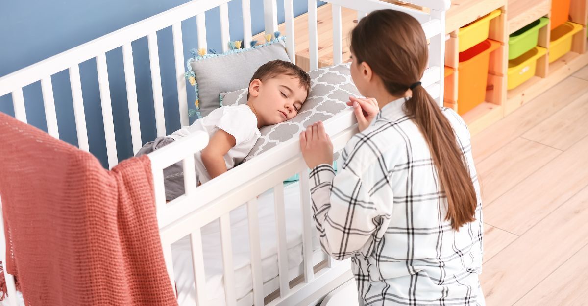 Tata che mette al letto un bambino