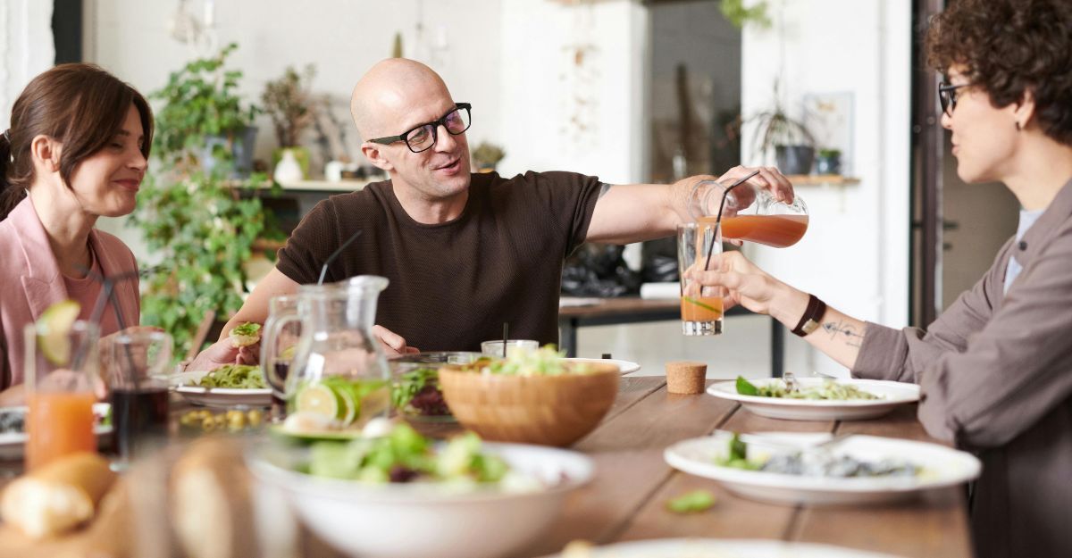 Gruppo di amici che mangia insieme