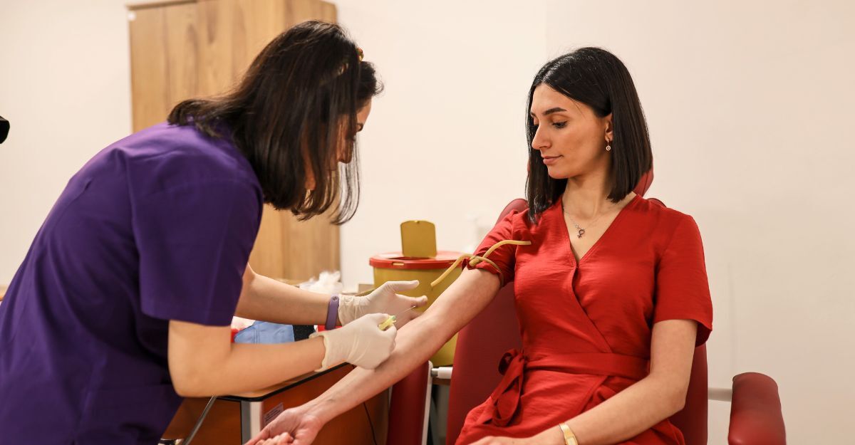 Una donna si fa prelevare del sangue