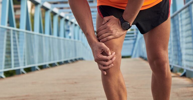 ragazzo avverte strappo muscolare alla gamba