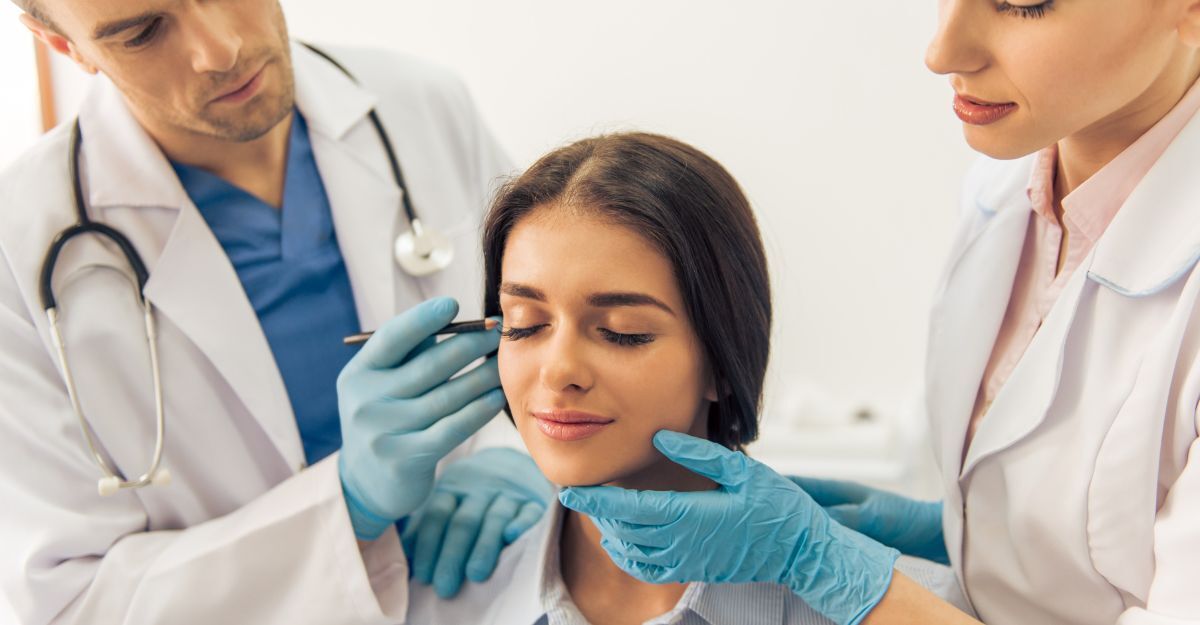 Una donna dal chirurgo plastico