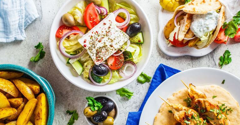 Piatti greci tra cui anche un'insalata con la feta