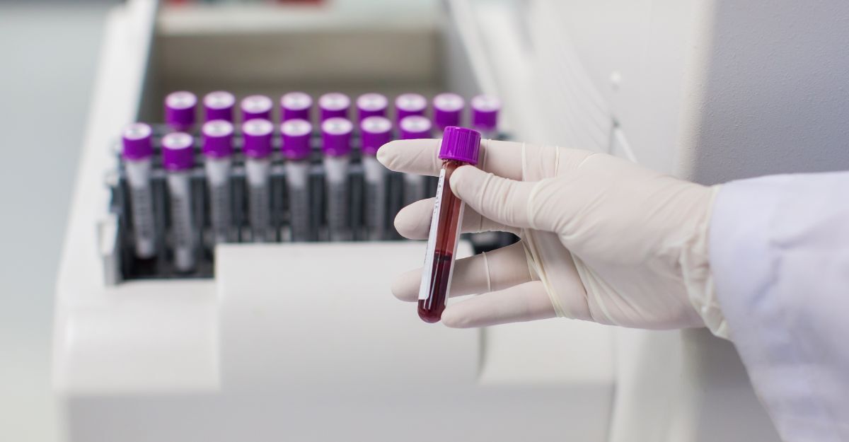 Persona in laboratorio con provetta in mano